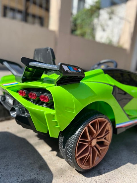 Auto Deportivo a Bateria para niños color verde tipo lambo con control a distancia