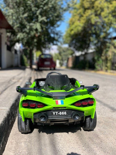 Auto Deportivo a Bateria para niños color verde tipo lambo con control a distancia