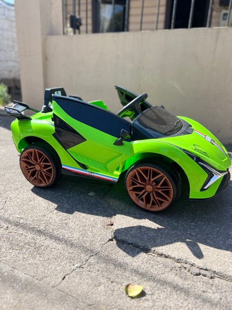 Auto Deportivo a Bateria para niños color verde tipo lambo con control a distancia