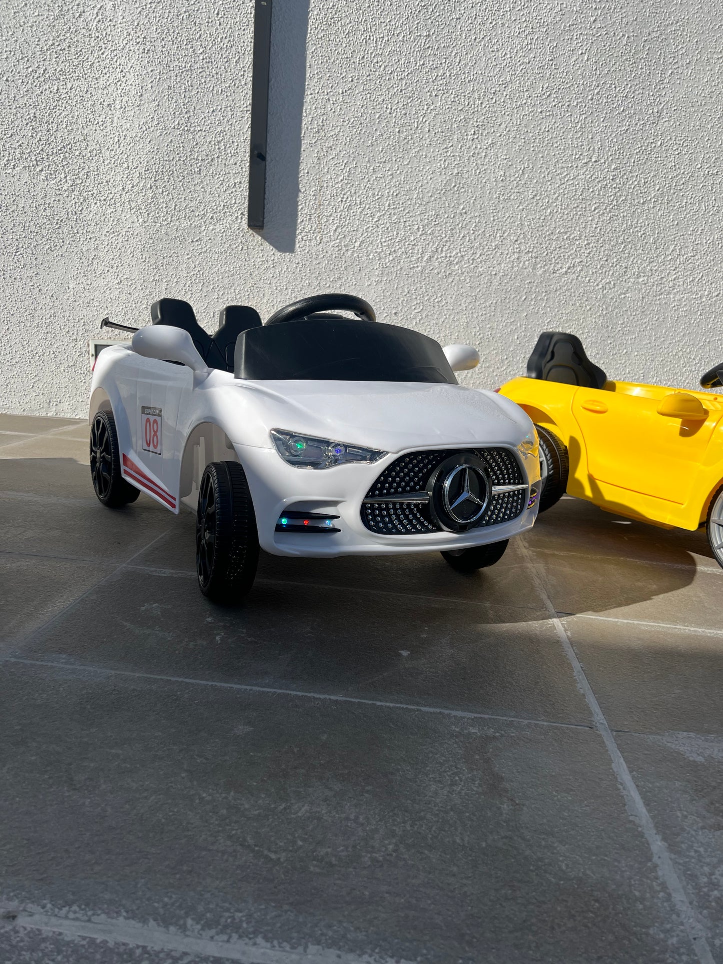 AUTO A BATERIA PARA NIÑOS CON CONTROL MANDO DISTANCIA TIPO MERCEDES